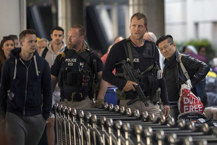 Polisi Homeland Security Investigations berpatroli  di Terminal Internasional Tom Bradley di Bandara LAX, Los Angeles, California.