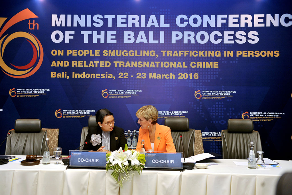 Menlu Retno Marsudi (kiri) berbincang dengan Menlu Australia, Julie Bishop selaku Ketua Bersama RI-Australia