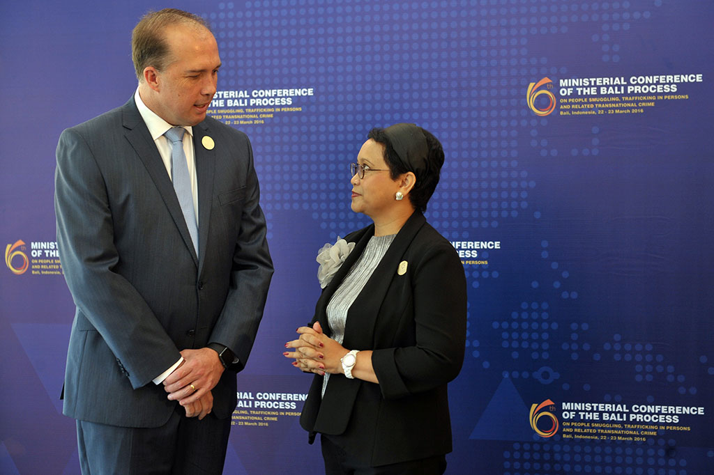 Menlu Retno Marsudi (kanan) berbincang dengan Menteri Imigrasi Australia, Peter Dutton