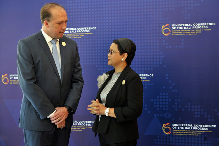 Menlu Retno Marsudi (kanan) berbincang dengan Menteri Imigrasi Australia, Peter Dutton