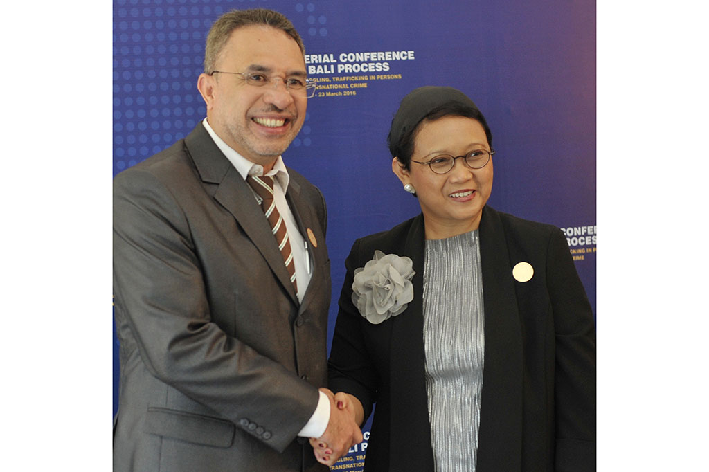 Menlu Retno Marsudi (kanan) berjabat tangan dengan Menlu Timor Leste, Hernani Coelho