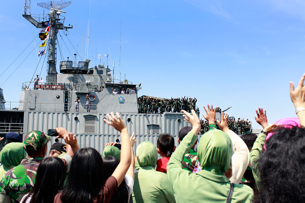 Keluarga dan kerabat pasukan TNI Yonif 713 Satyatama melambaikan tangan saat KRI Teluk Lampung 540 mulai berlayar