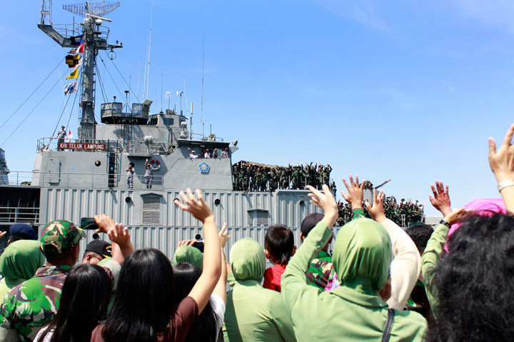 Keluarga dan kerabat pasukan TNI Yonif 713 Satyatama melambaikan tangan saat KRI Teluk Lampung 540 mulai berlayar