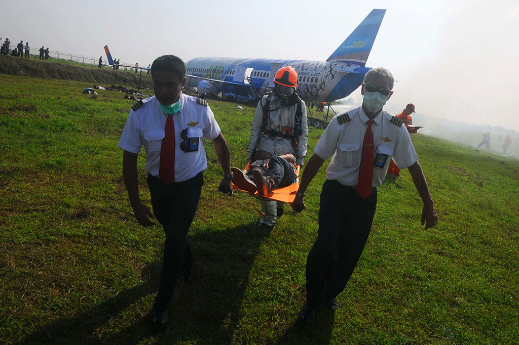 Simulasi Kecelakaan Pesawat di Bandara Adi Soemarmo