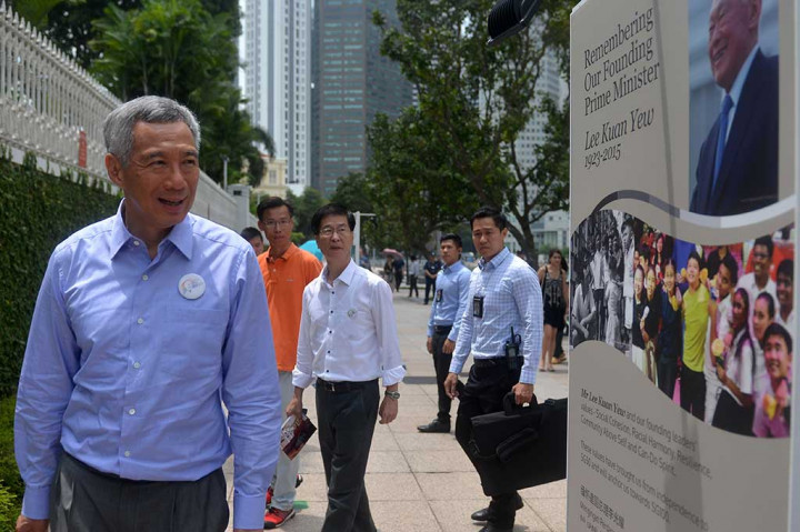 PM Lee Hsien Loong melihat foto mendiang ayahnya Lee Kuan Yew di luar gedung parlemen saat peringatan setahun meninggalnya pendiri Singapura tersebut, Rabu (23/3/2016).