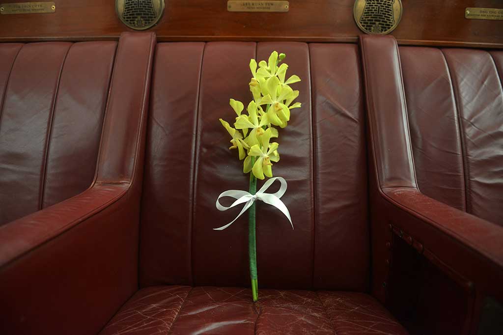 Sebuah buket anggrek diletakkan di kursi milik mendiang Lee Kuan Yew di Gedung Parlemen Singapura.