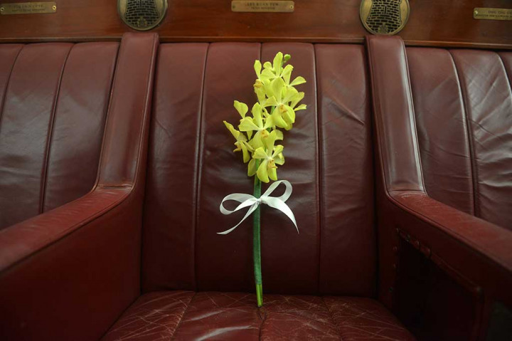 Sebuah buket anggrek diletakkan di kursi milik mendiang Lee Kuan Yew di Gedung Parlemen Singapura.