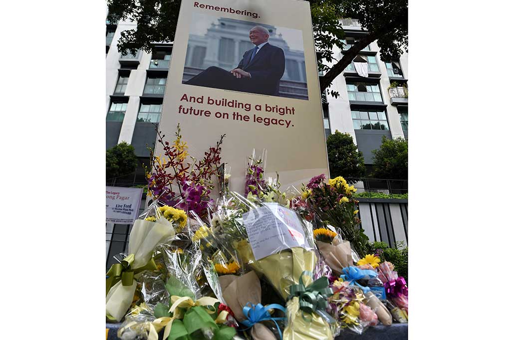 Karangan bunga diletakkan di bawah papan tribute untuk bapak pendiri Singapura Lee Kuan Yew.