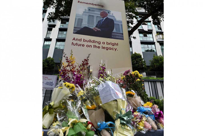 Karangan bunga diletakkan di bawah papan tribute untuk bapak pendiri Singapura Lee Kuan Yew.