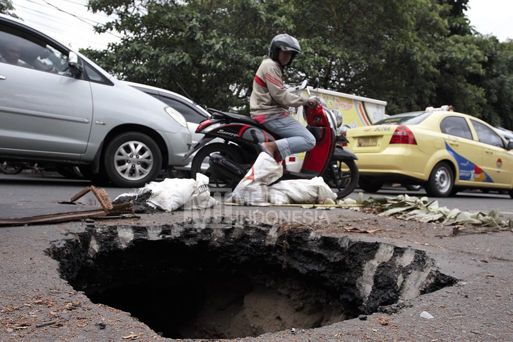 Jalan Ambles di Kawasan Karet Sebabkan Kemacetan