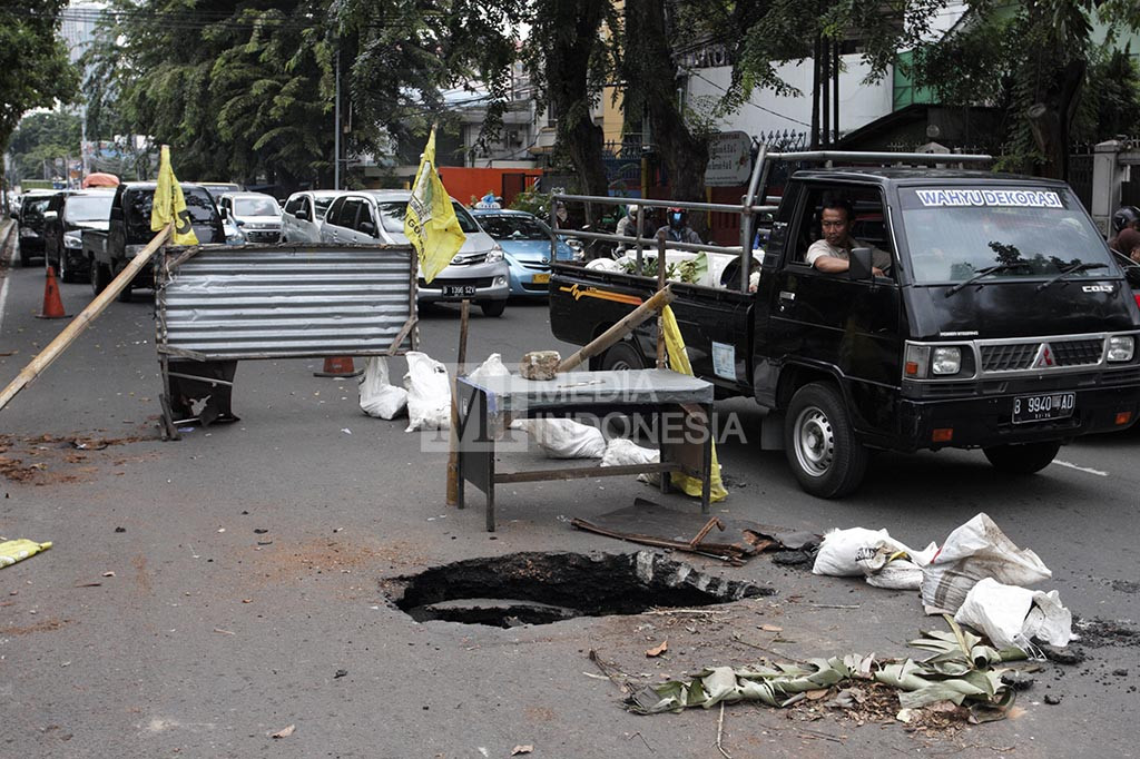 Jalan Ambles di Kawasan Karet Sebabkan Kemacetan