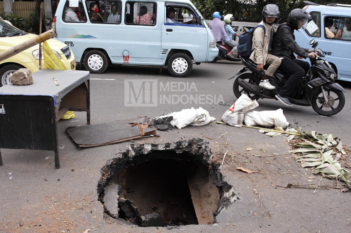 Jalan Ambles di Kawasan Karet Sebabkan Kemacetan