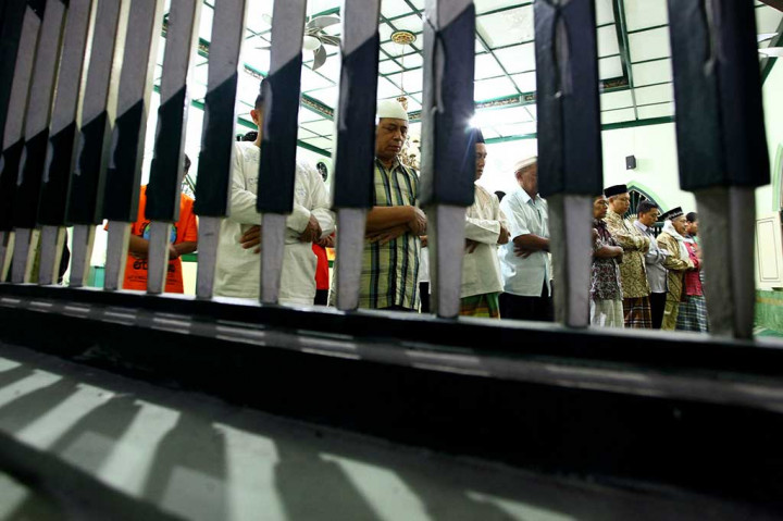 Umat muslim melakukan Salat Gerhana di Masjid Margoyuwono, Alun-alun Selatan, DI Yogyakarta, Rabu malam.