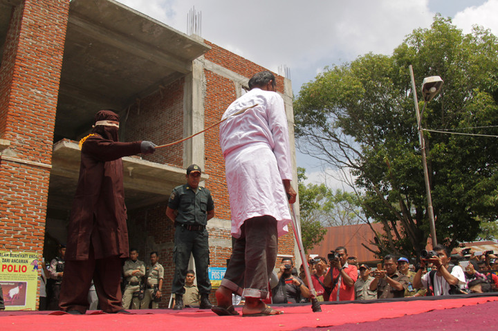 Enam Pelanggar Syariat Islam di Aceh Dihukum Cambuk
