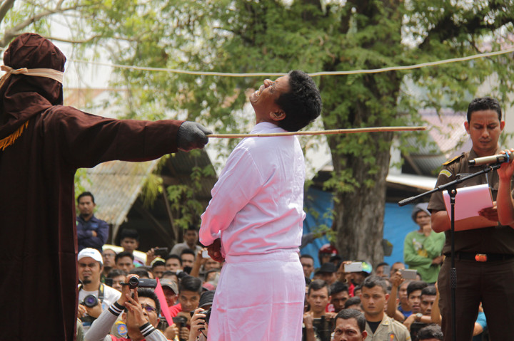 Enam Pelanggar Syariat Islam di Aceh Dihukum Cambuk