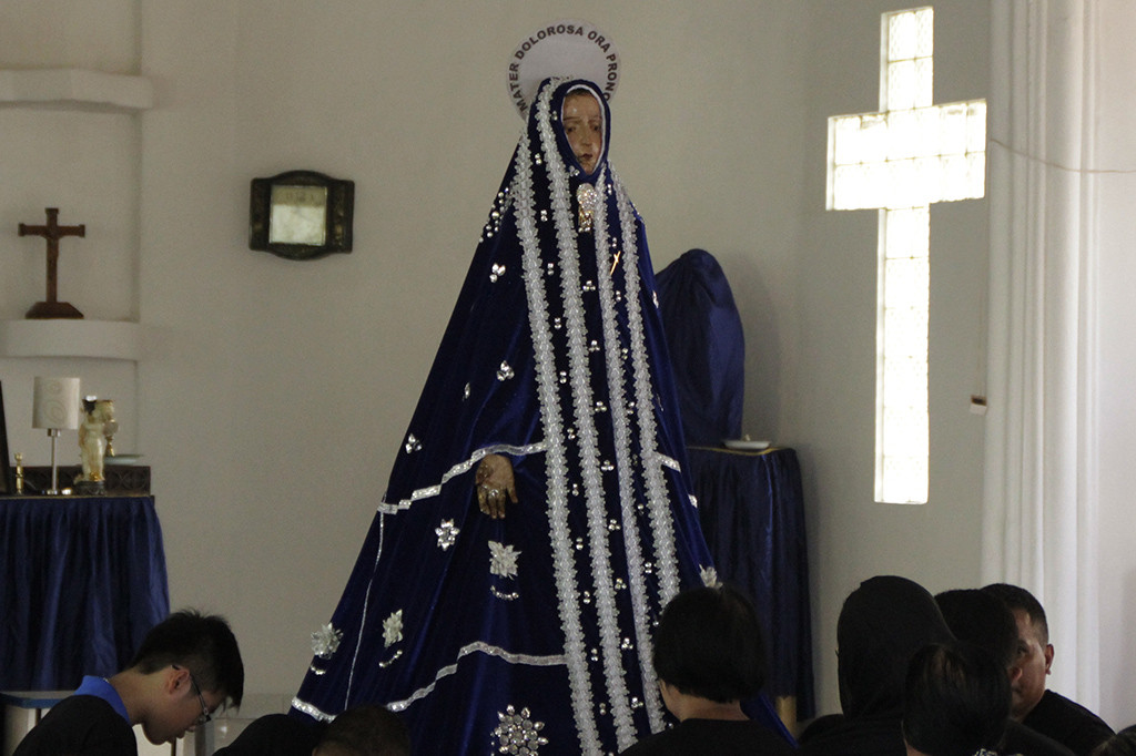 Umat Katolik di Larantuka Gelar Ritual Cium Patung