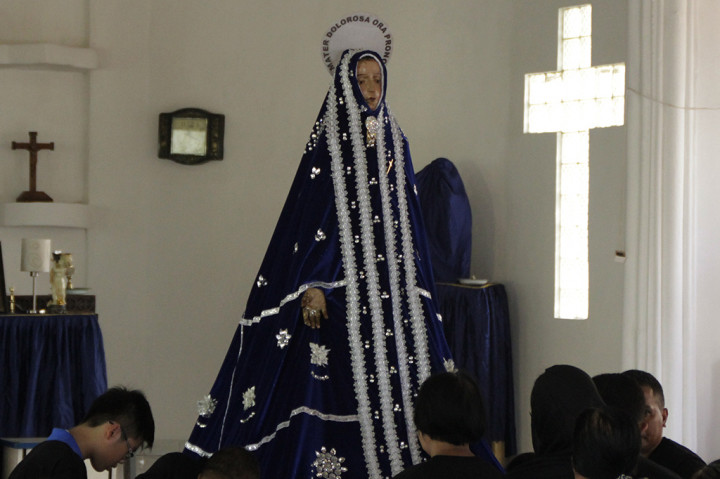 Umat Katolik di Larantuka Gelar Ritual Cium Patung