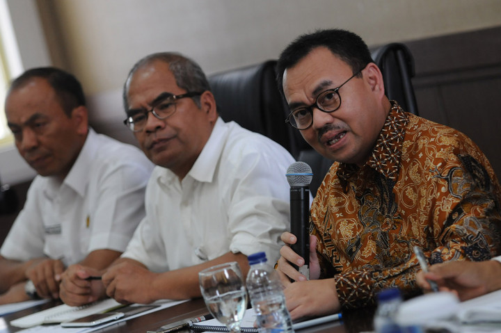 Menteri ESDM Sudirman Said (kanan) didampingi Kepala SKK Migas Amien Sunaryadi (tengah) memberikan keterangan pers terkait keputusan pembangunan Blok Masela di Gedung Kementerian ESDM, Jakarta.