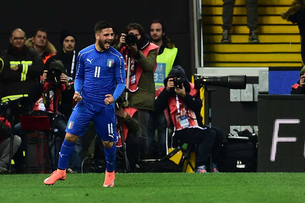 Insigne melakukan selebrasi.
