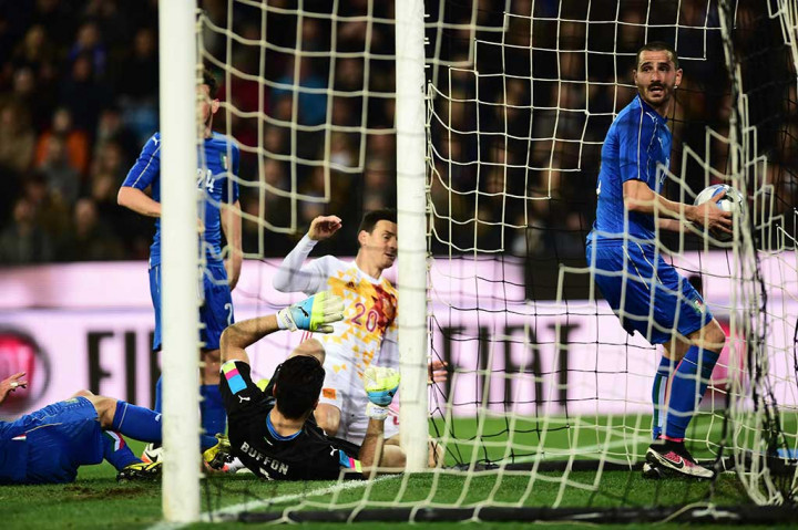 Namun tiga menit kemudian Aduriz berhasil menyamakan kedudukan menjadi 1-1. Ini merupakan gol perdana pemain berusia 35 tahun tersebut untuk timnas Spanyol.