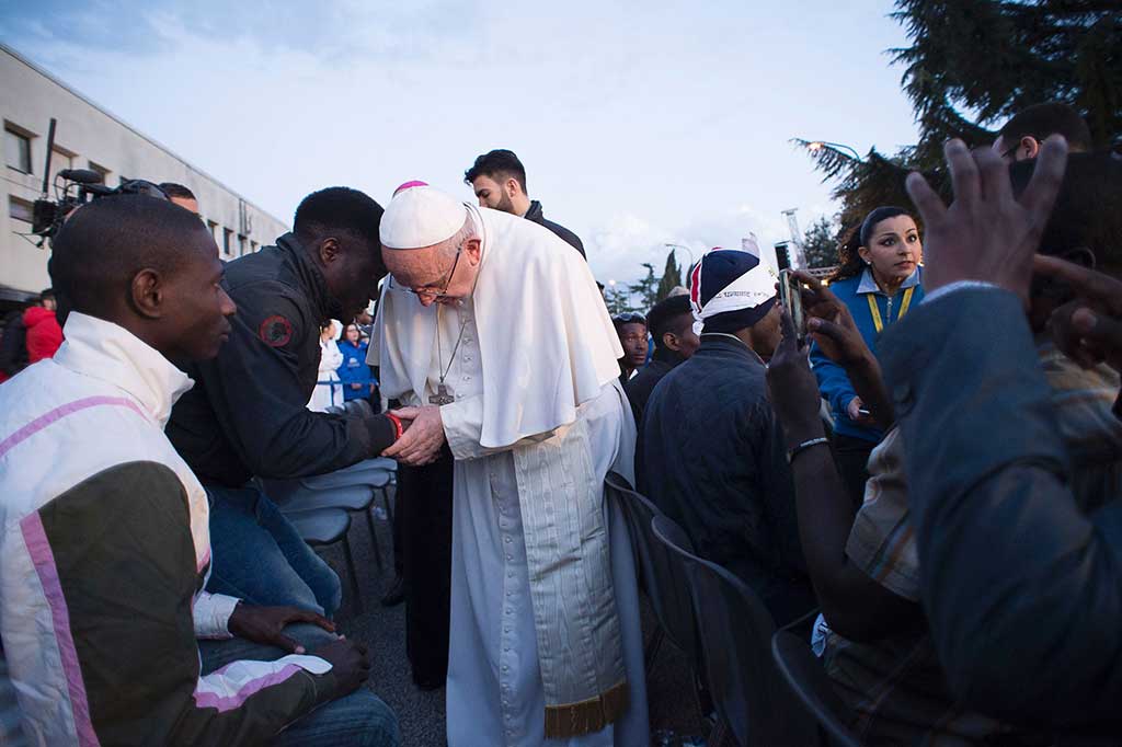 Paus Fransiskus Basuh Kaki Pengungsi di Misa Kamis Putih