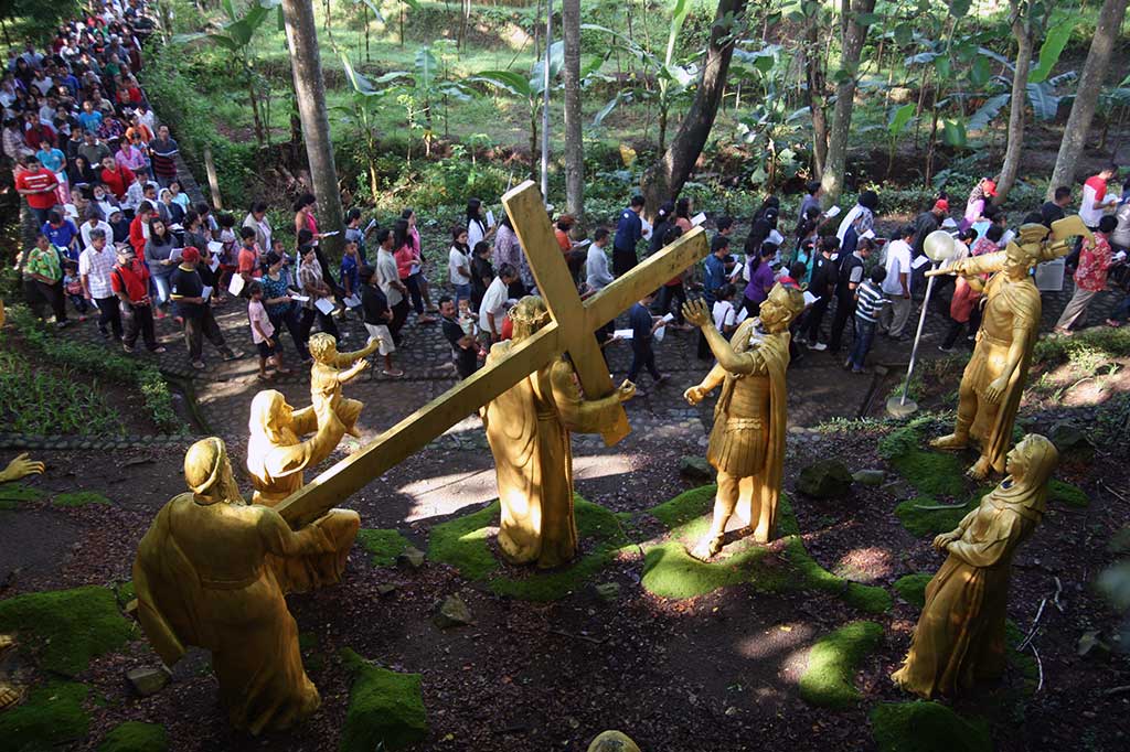 Umat Kristiani beribadah di depan diorama penyaliban Yesus Kristus saat prosesi Jalan Salib di Puhsarang, Kabupaten Kediri, Jawa Timur, Jumat (25/3). ANTARA/Prasetia Fauzani