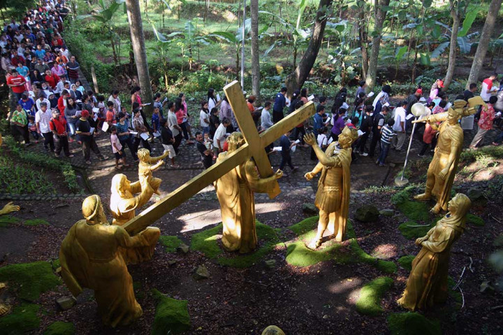 Umat Kristiani beribadah di depan diorama penyaliban Yesus Kristus saat prosesi Jalan Salib di Puhsarang, Kabupaten Kediri, Jawa Timur, Jumat (25/3). ANTARA/Prasetia Fauzani