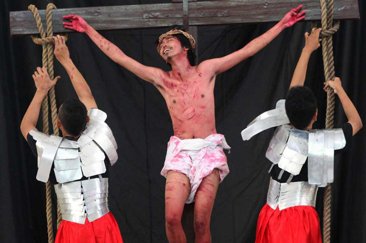 Umat Katolik melakukan visualisasi Jalan Salib dalam rangkaian peringatan Paskah di gereja Paroki Santo Yohanes Pemandi, Janti, Malang, Jawa Timur, Jumat (25/3). ANTARA/Ari Bowo Sucipto