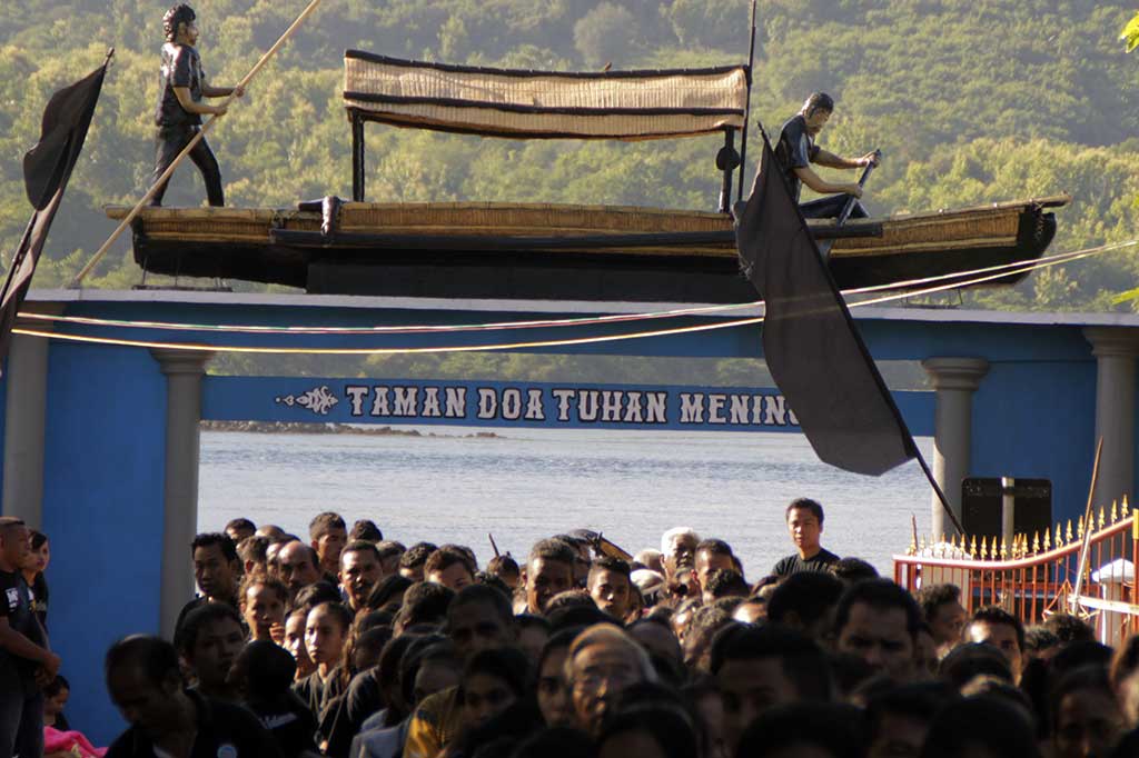 Umat Katolik mengikuti prosesi Jalan Salib Jumat Agung di Taman Doa Tuan Meninu Larantuka, Flores Timur, NTT Jumat (25/3).  ANTARA/Kornelis Kaha
