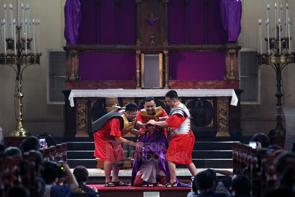 Jemaat Gereja Katedral Khidmat Ikuti Prosesi Jalan Salib