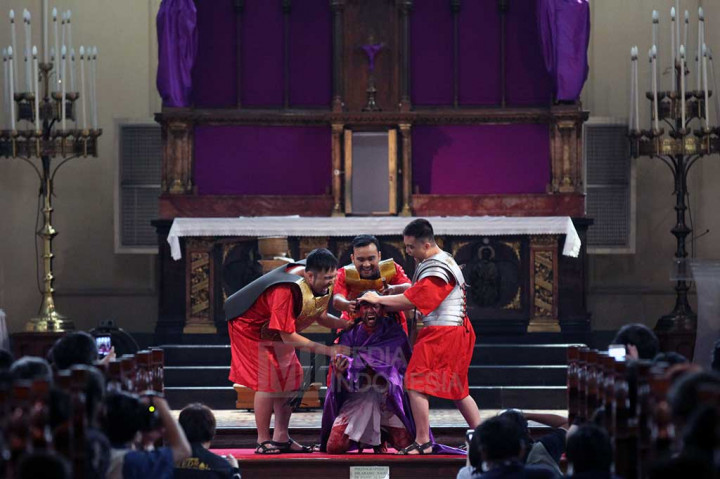 Jemaat Gereja Katedral Khidmat Ikuti Prosesi Jalan Salib