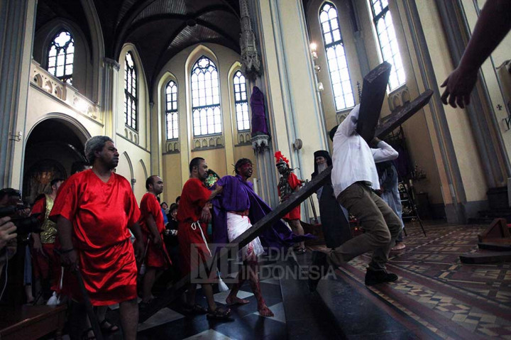 Jemaat Gereja Katedral Khidmat Ikuti Prosesi Jalan Salib