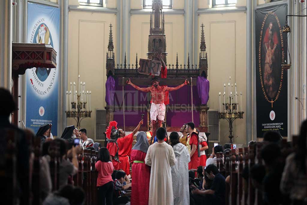 Jemaat Gereja Katedral Khidmat Ikuti Prosesi Jalan Salib