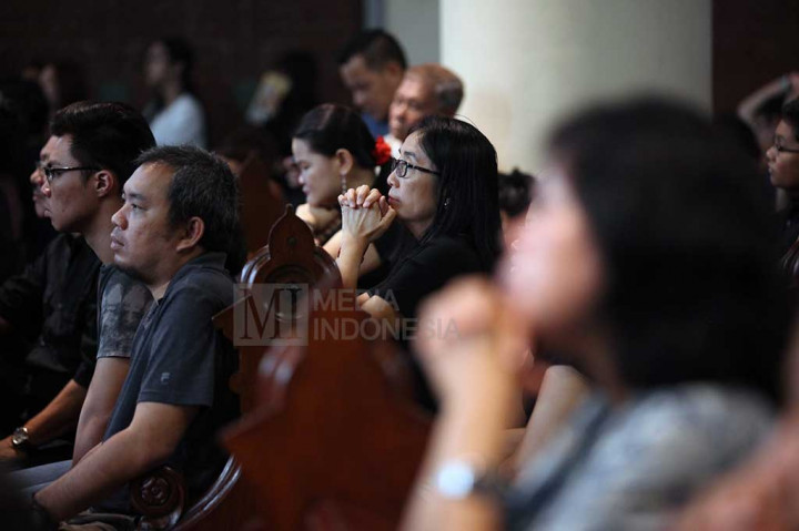 Jemaat Gereja Katedral Khidmat Ikuti Prosesi Jalan Salib
