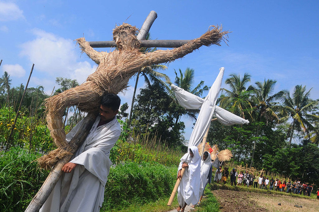 Prosesi Jalan Salib Jemaat Gereja Gubug Selo Merapi