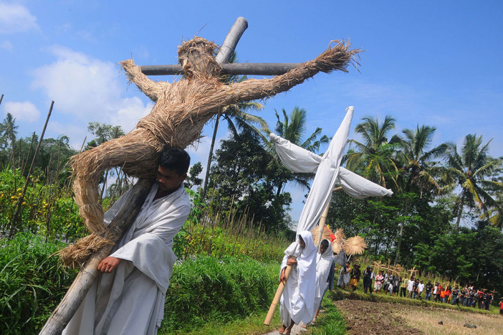 Prosesi Jalan Salib Jemaat Gereja Gubug Selo Merapi