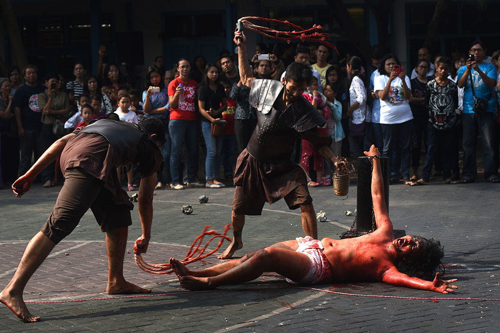 Drama Proses Penyaliban Yesus di Surabaya