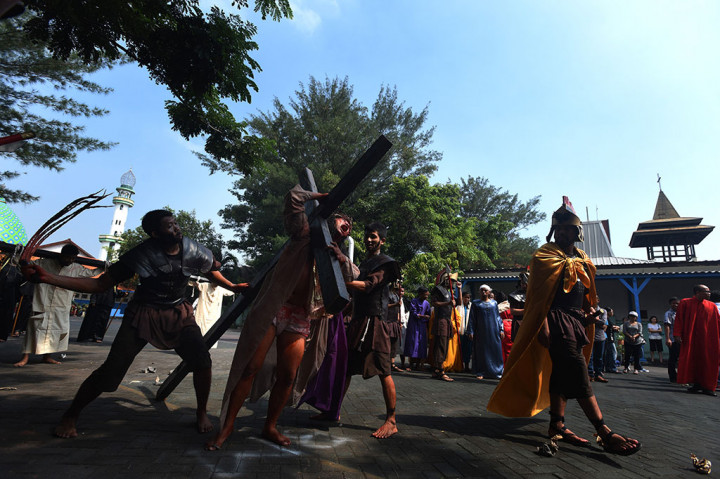 Drama Proses Penyaliban Yesus di Surabaya
