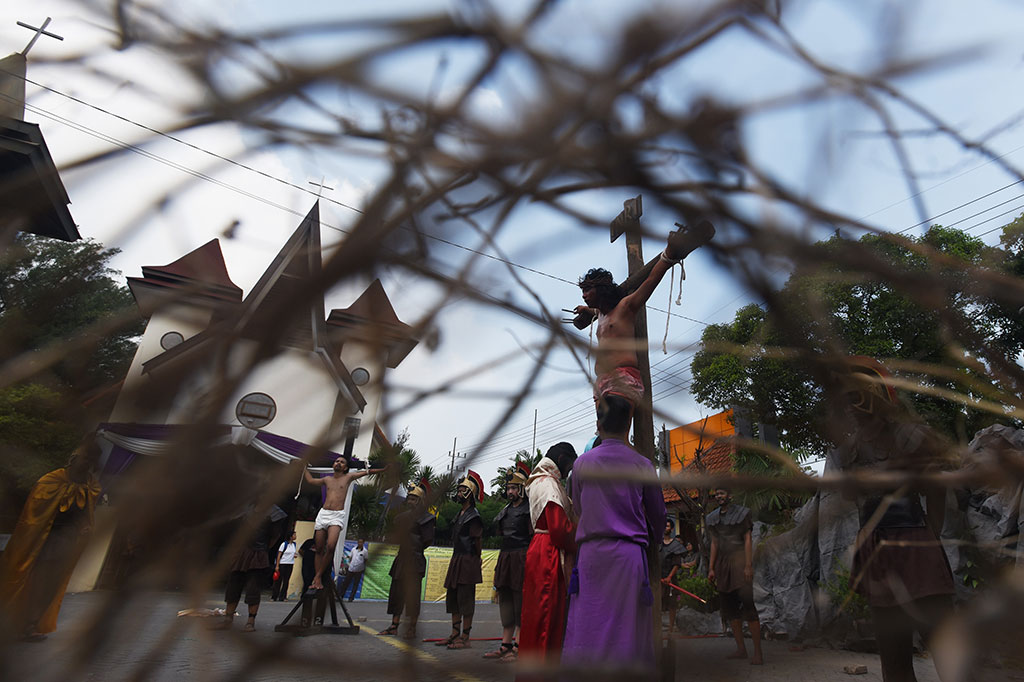 Drama Proses Penyaliban Yesus di Surabaya
