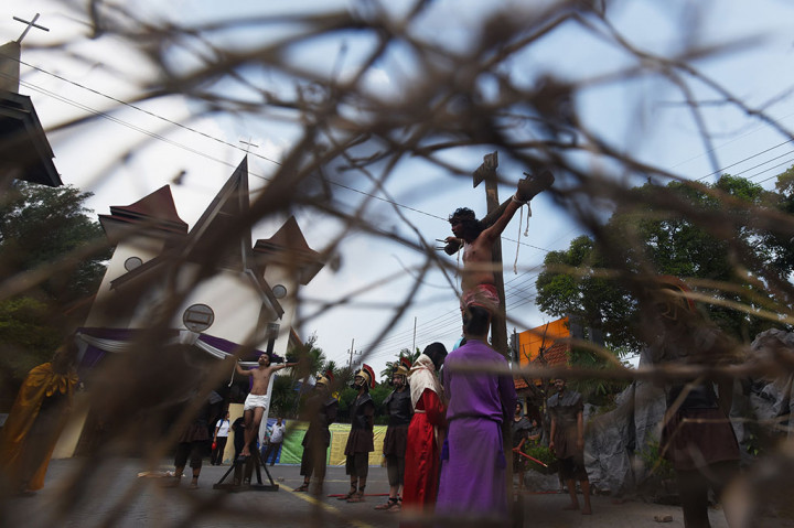 Drama Proses Penyaliban Yesus di Surabaya