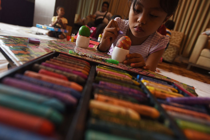 Kegiatan Melukis Telur Paskah