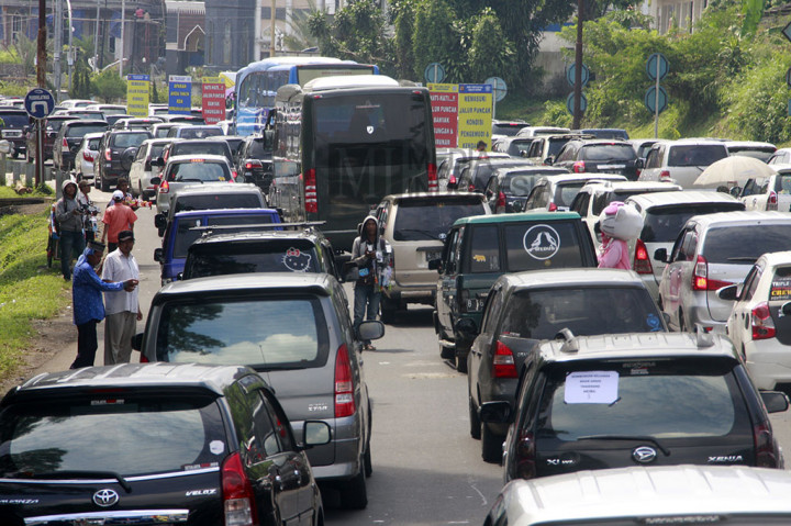Libur Panjang, Jalur Menuju Puncak Macet
