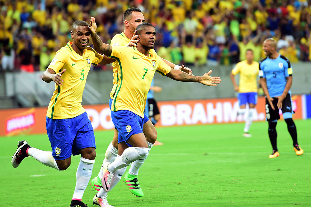 Brasil unggul cepat saat pertandingan baru berjalan 1 menit lewat Douglas Costa.