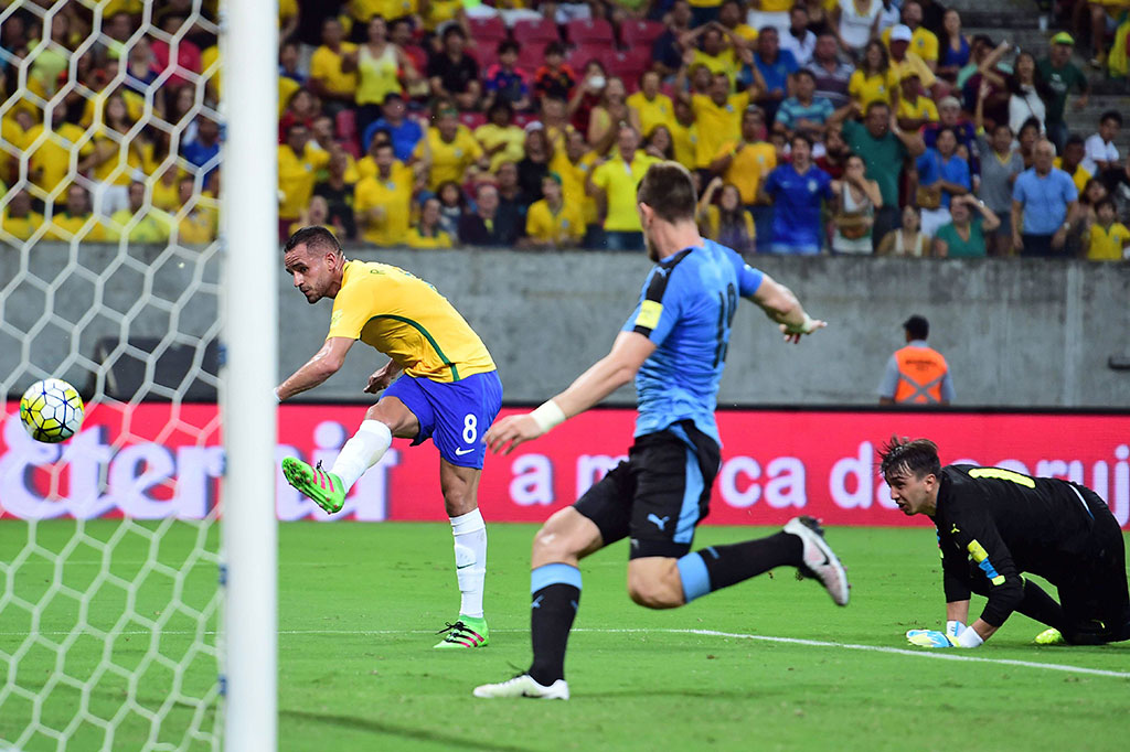 Renato Augusto menggandakan keunggulan Tim Samba jadi 2-0 pada menit ke-26.