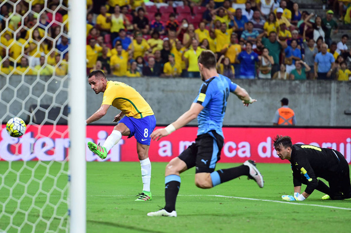 Renato Augusto menggandakan keunggulan Tim Samba jadi 2-0 pada menit ke-26.