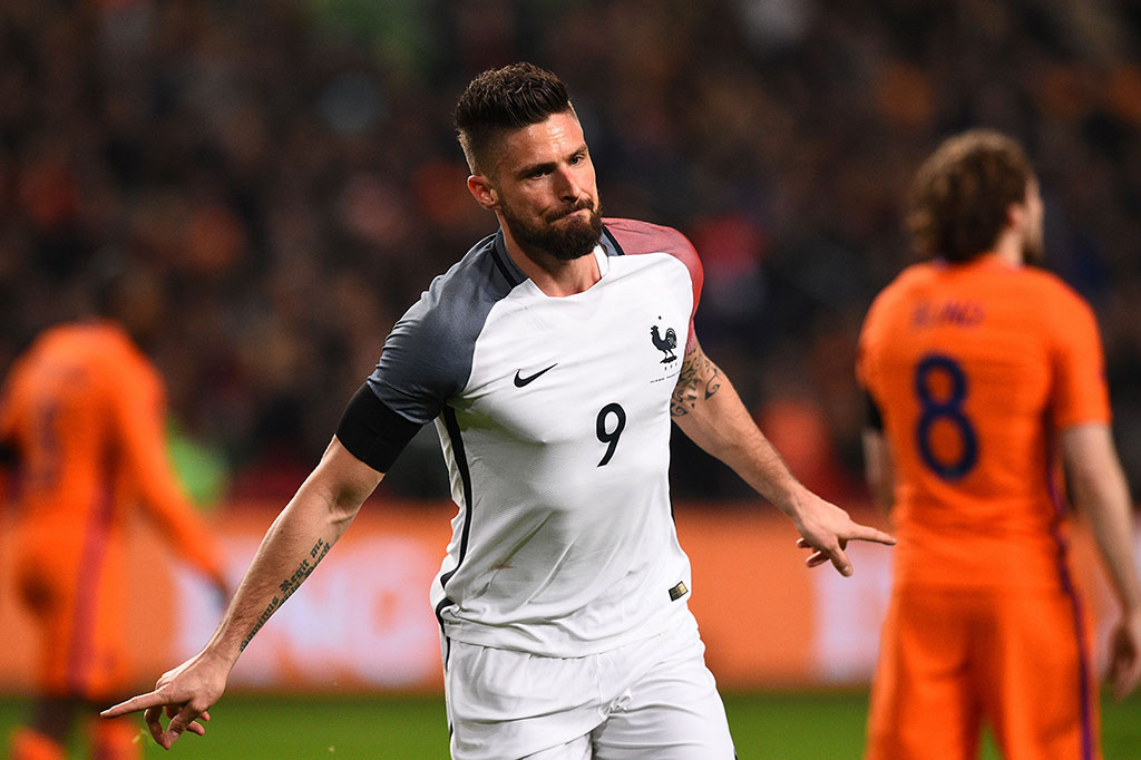 Olivier Giroud menggandakan keunggulan Prancis menit ke-13. hingga babak pertama usai kedudukan 2-0.