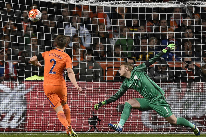 Babak kedua berjalan dua menit tuan rumah memperkecil ketertinggalan menjadi 1-2 lewat Luuk de Jong.