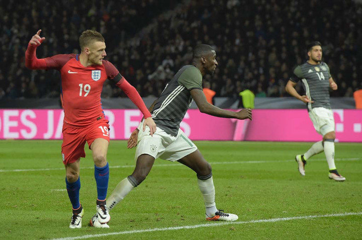 Inggris kemudian berhasil menyamakan kedudukan lewat striker Leicester City Jamie Vardy.
