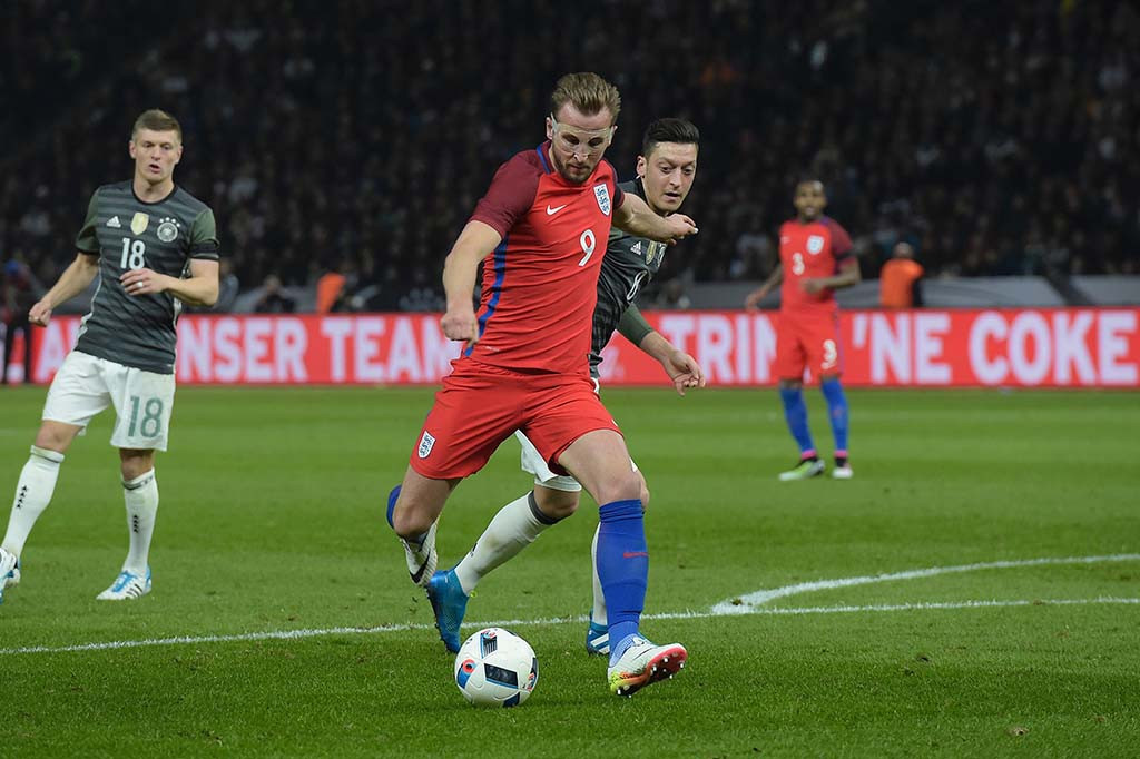 Empat menit kemudian Inggris memperkecil ketertinggalan menjadi 1-2 lewat Harry Kane.