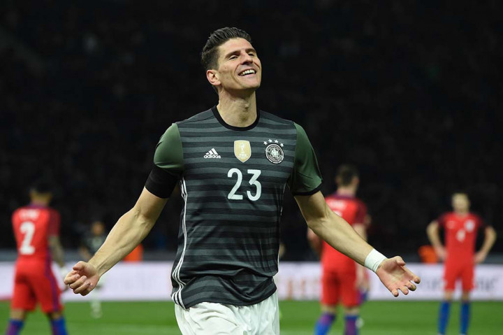 Mario Gomez menggandakan keunggulan timnya menjadi 2-0 menit ke-57.